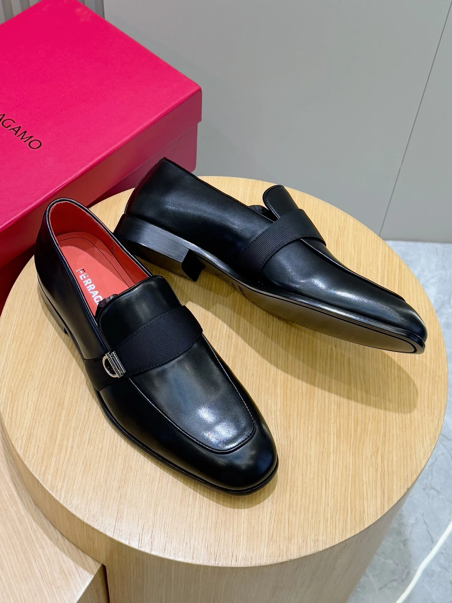 [Ferragam] Top P: 960💰 Size: 39-44 (38. 45.46 can be customized) Ferragamo Gancini buckle moccasins. These men's loafers are exquisite and gorgeous, with shiny patent leather uppers that highlight urban style. The almond-shaped toe adds a stylish touch, with three-dimensional stitching around the upper and contrasting tubular piping for a unique silhouette. The shoes are exquisitely crafted, with grosgrain ribbons and metallic Gancio buckles adding a classic touch, complementing the contrasting red accents. Finished with a slim leather sole. Imported cowhide upper + cowhide lining + genuine leather outsole.
